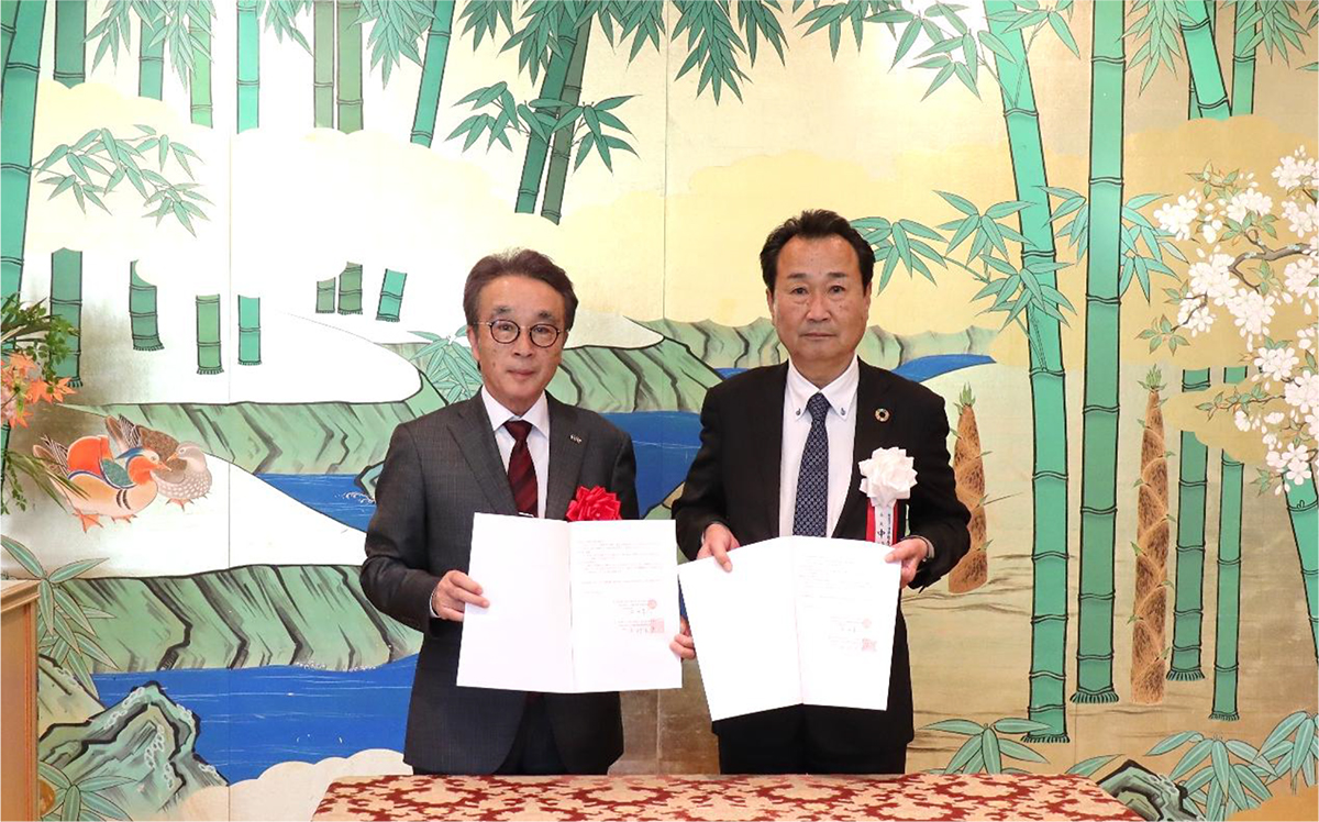 日臨技 横地常弘会長（左）と 臨薬卸連 中村和彦会長（右）